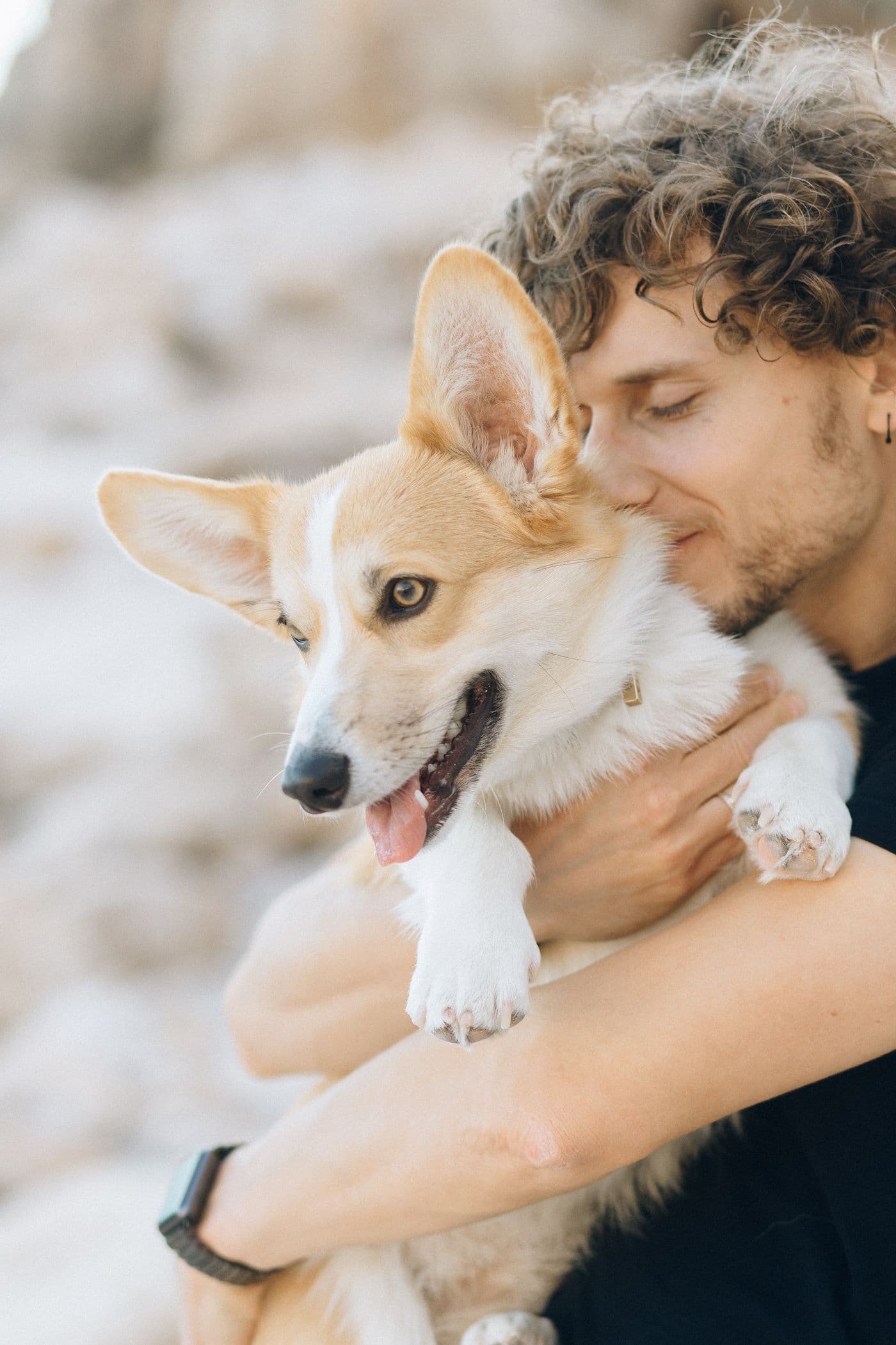 Dueño con su corgi